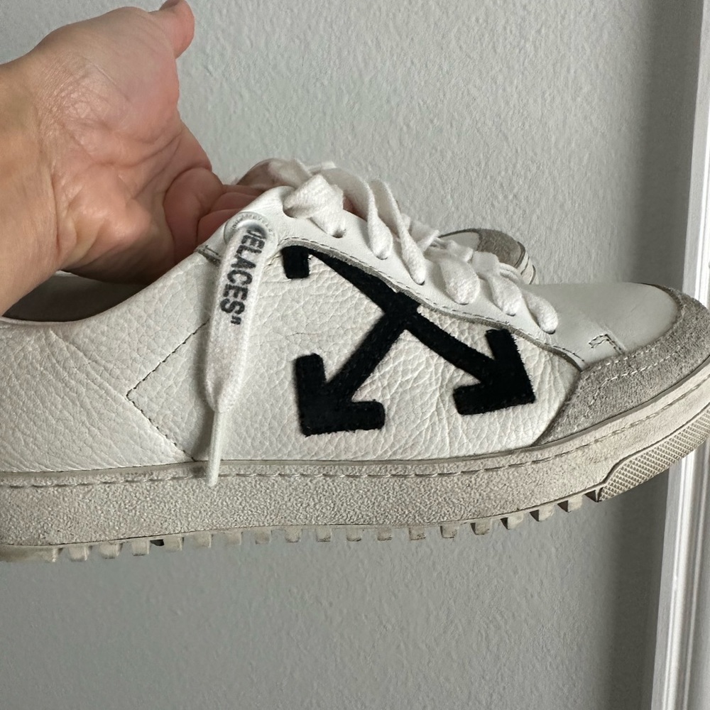 Shoe - Picture 2 of 8